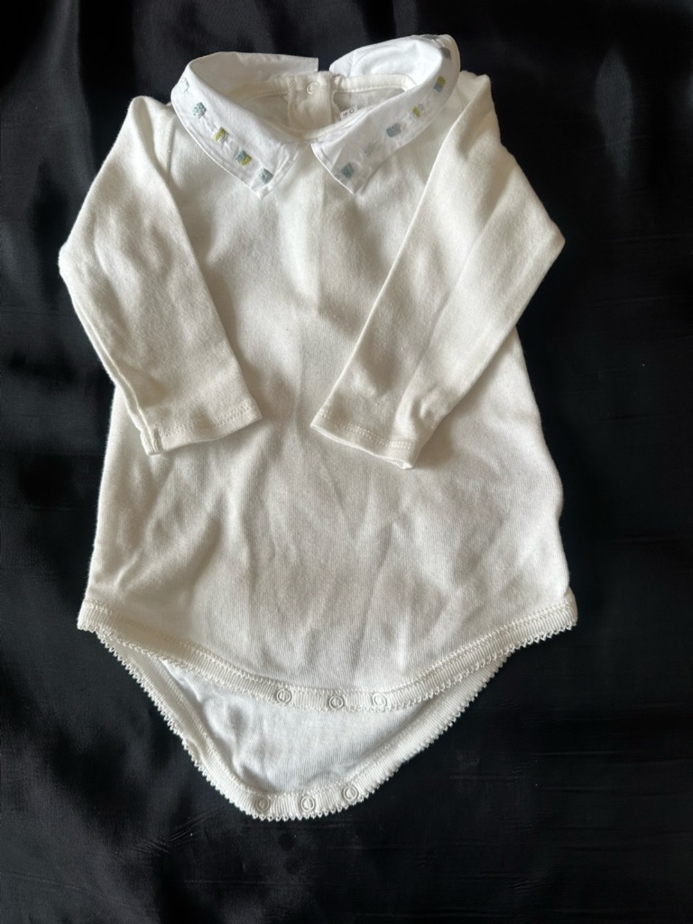 BONPOINT Juillet Onesie hand-embroidered motif  in organic cotton Size  6 Months